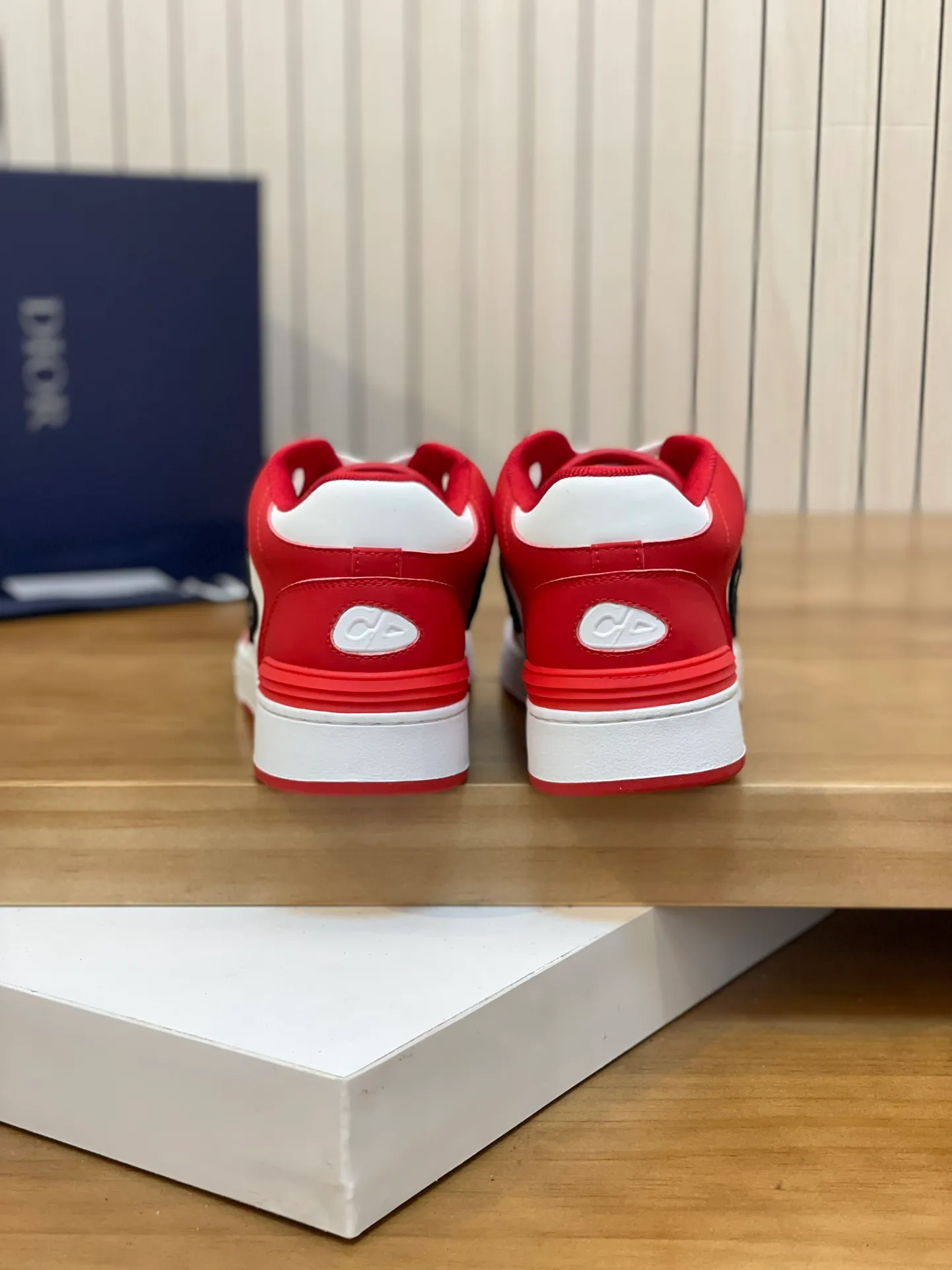 Men's shoes: 💰P440¥ Product trademark: Dior* "Dior*" high-top casual shoes Regular size: 38-44 (can be customized to 45.46) Product materials: Upper imported cowhide stitched with original fabric, breathable lining, original outsole. Number: 1006